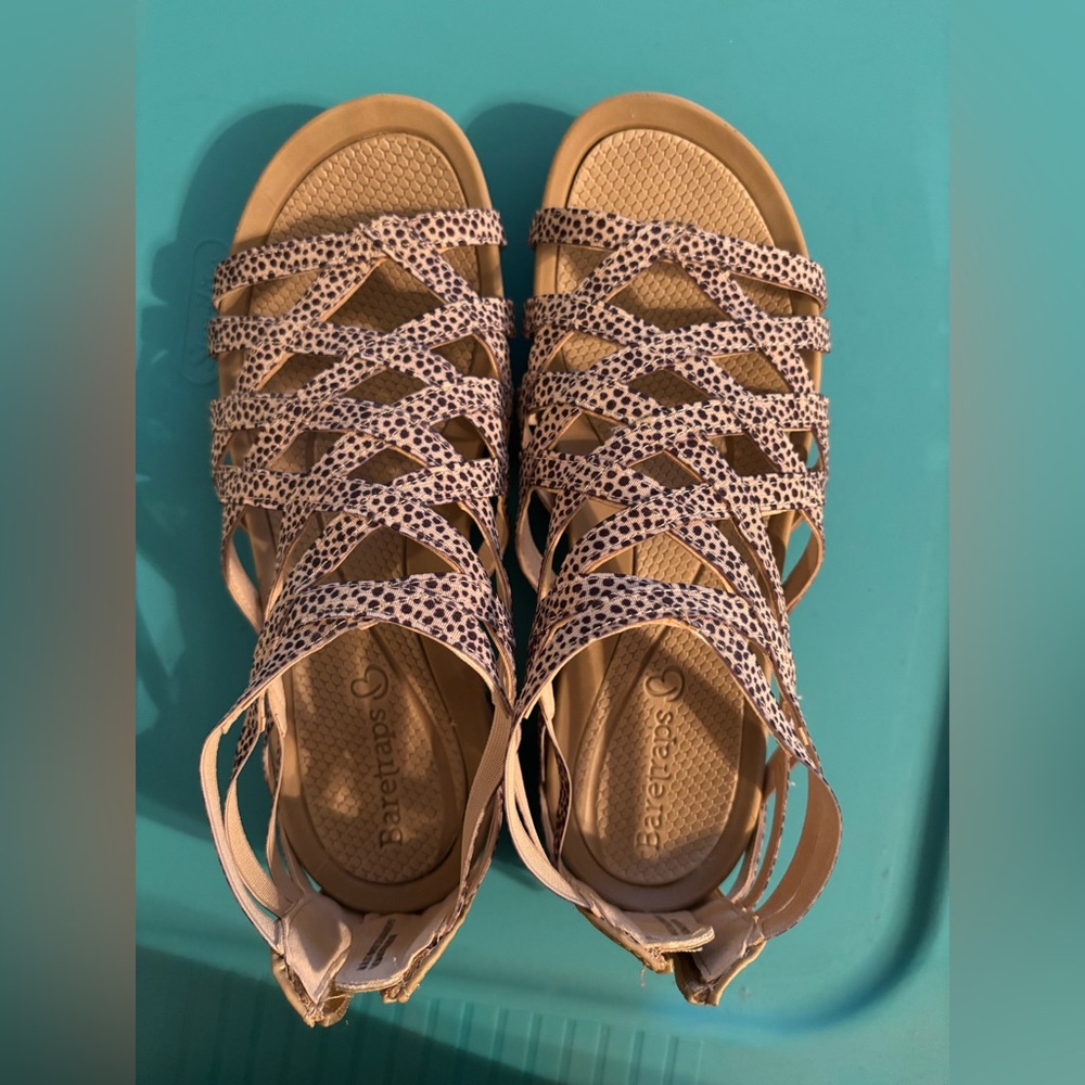 Baretraps Women's Beige/Tan Animal Print Strappy Sandal Sz8
